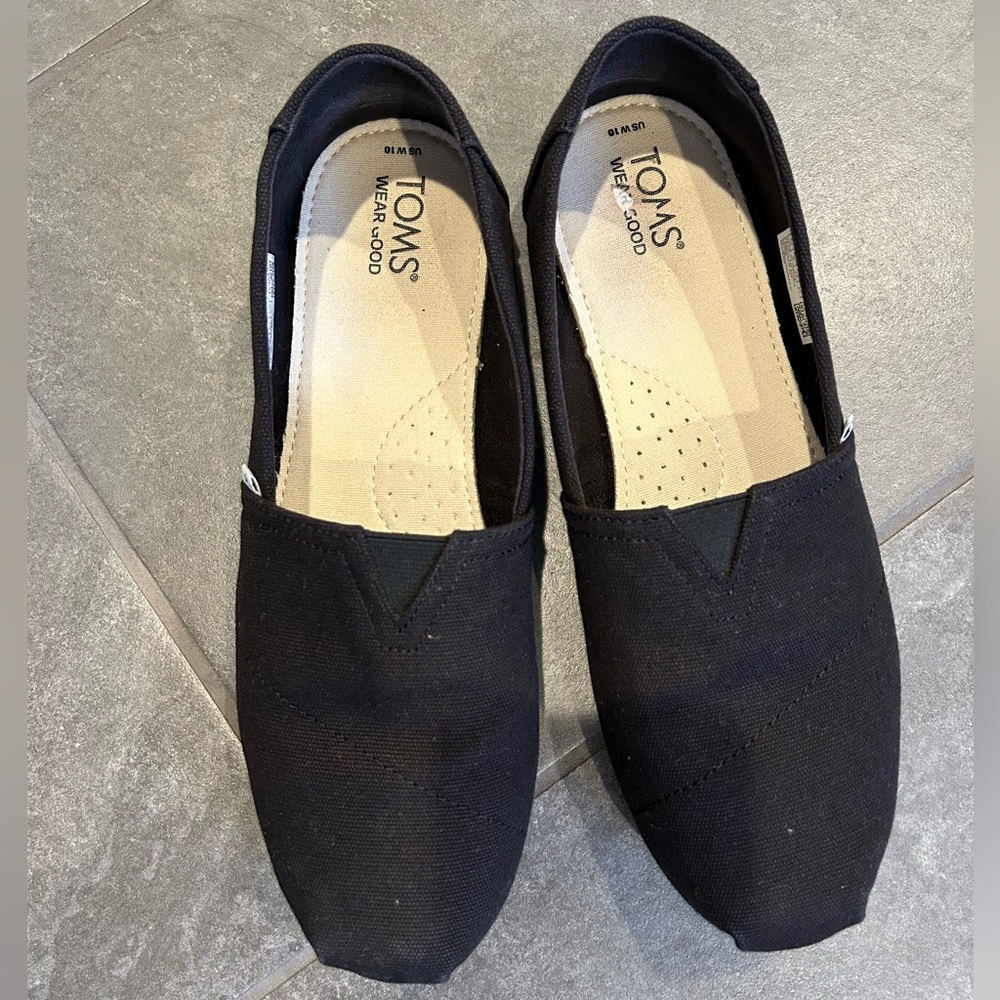 Tom’s wear good black shoes women’s size 10